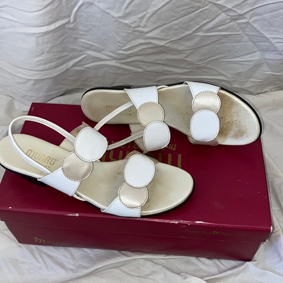 Munro American White Eclipse Sandals size 8
